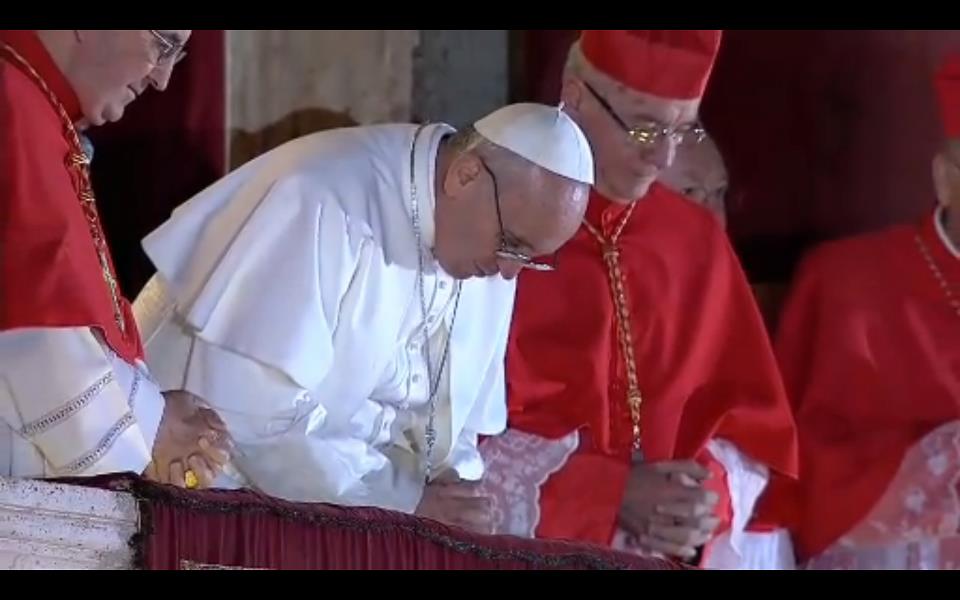Pope-Francis-bowing